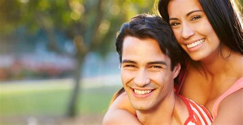 A few sites that specialize in Hispanic dating are: Amigos.com - One of the most extensive dating sites, designed exclusively around connecting Hispanic couples. The site can be viewed in English, Spanish or Portuguese. MetroDate.com - MetroDate has a section exclusively for dating a potential Hispanic partner.
